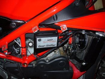 Anbaubeispiel für MRP-Schaltautomat mit Steuergerät für Ducati 1098